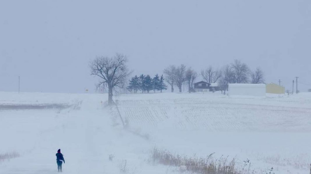 GOP faces frigid campaign in Iowa as Trump leads in crucial survey