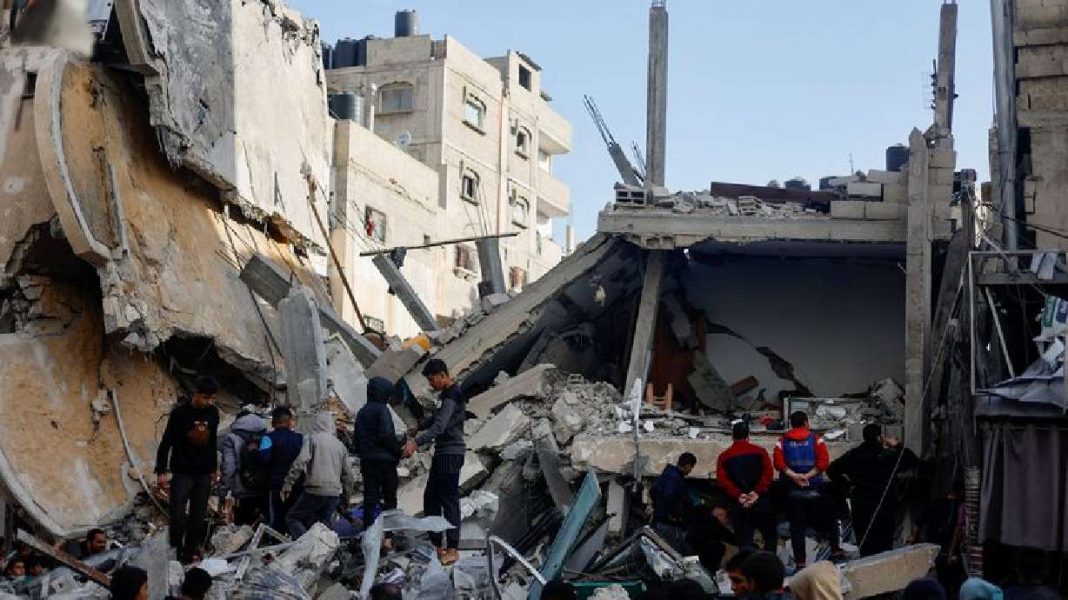 Hamas and mediators continue Gaza peace discussions despite absence of Israelis
