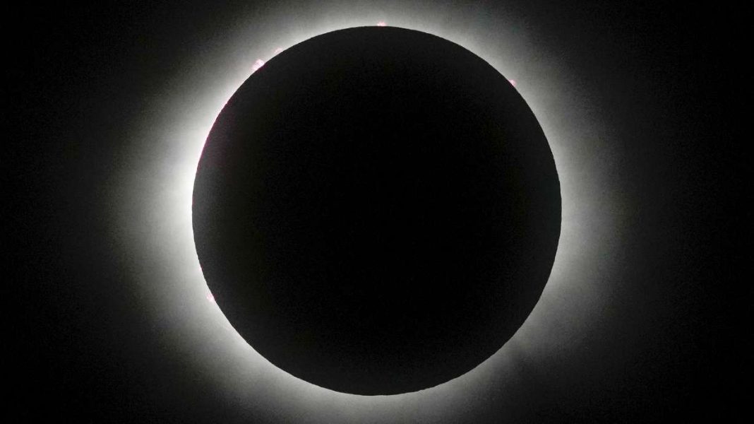 Images: North America experiences complete solar eclipse